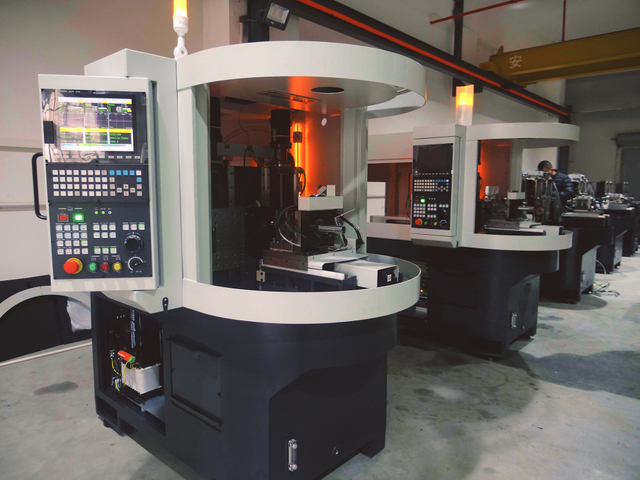 Tour CNC de type suisse 076